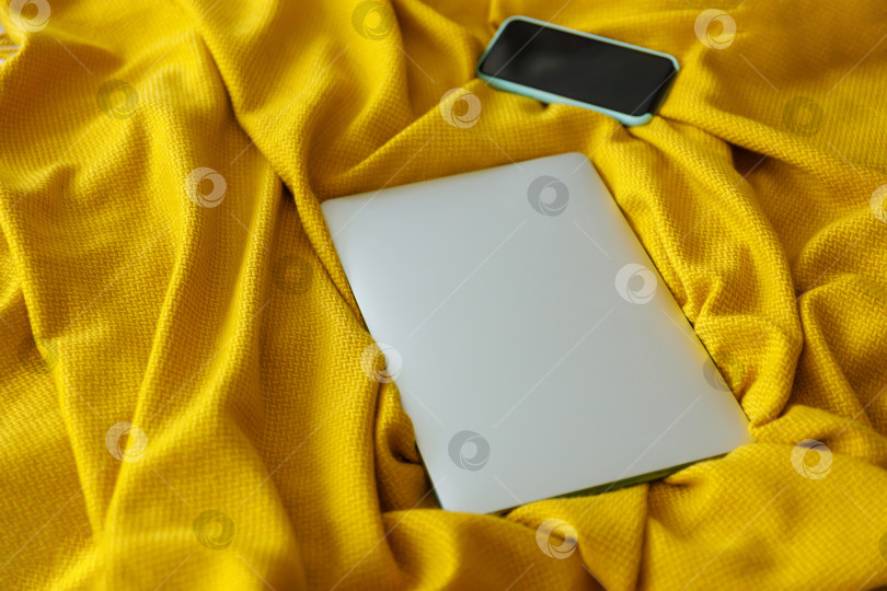 Скачать Ноутбук и смартфон лежат на вязаном пледе фотосток Ozero