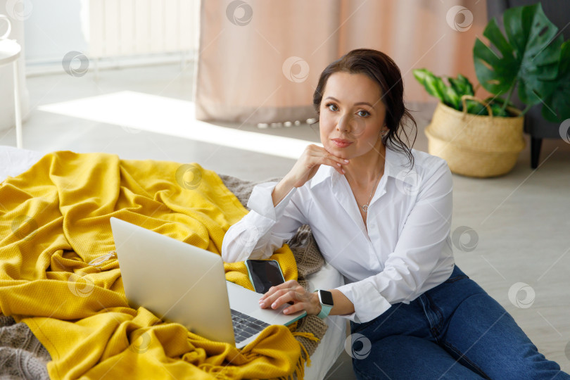 Скачать Брюнетка в белой рубашке и джинсах фотосток Ozero