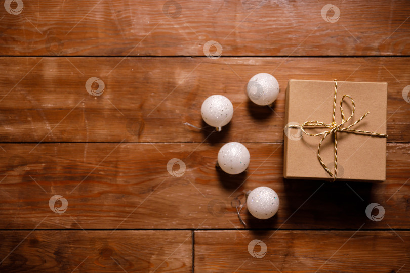 Скачать Рождественский подарок в картонной коробке на деревянном полу фотосток Ozero
