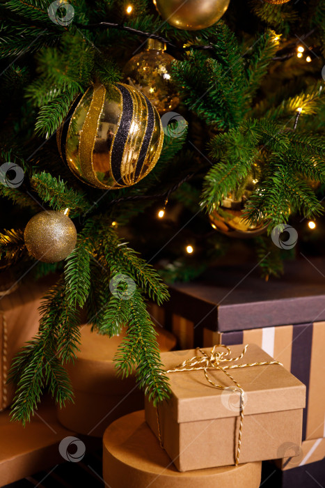 Скачать рождественский подарок в картонной коробке возле новогодней елки фотосток Ozero
