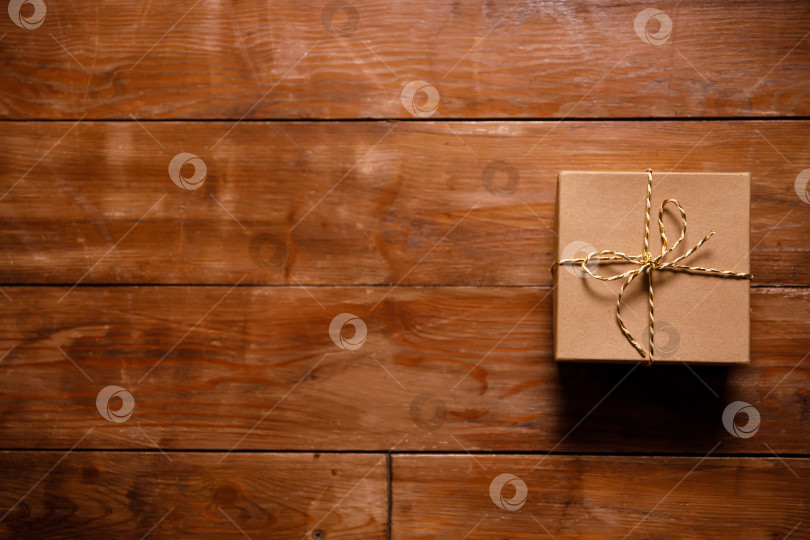 Скачать подарок в картонной коробке на деревянном полу фотосток Ozero
