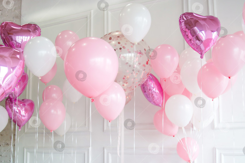 Скачать воздушные шары на фоне белой стены. Поздравительная открытка или приглашение фотосток Ozero