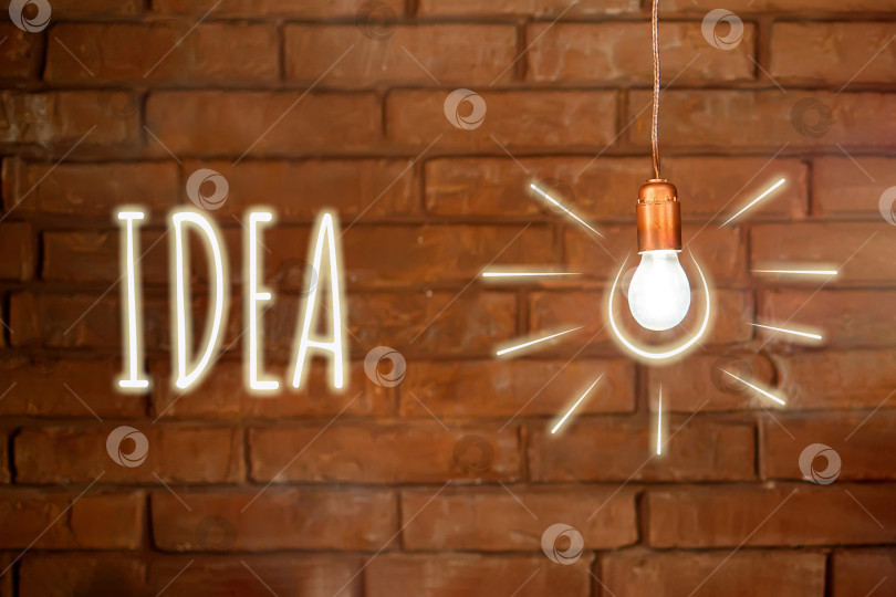 Скачать Идея и продуманный концепт. Горящая электрическая лампочка фотосток Ozero