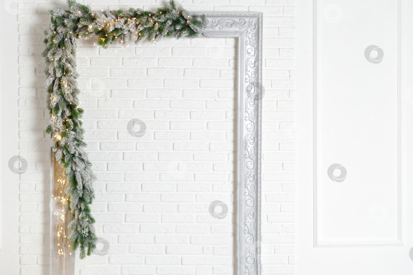 Скачать рамка, украшенная гирляндой на фоне кирпичной стены фотосток Ozero