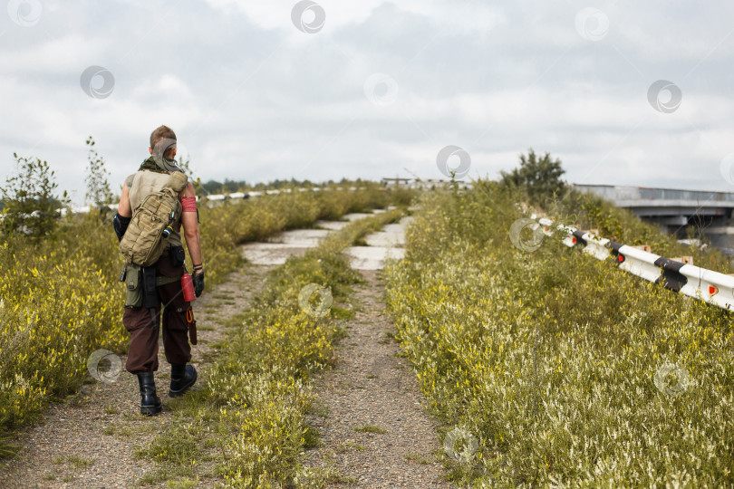 Скачать человек идет по заброшенному мосту фотосток Ozero