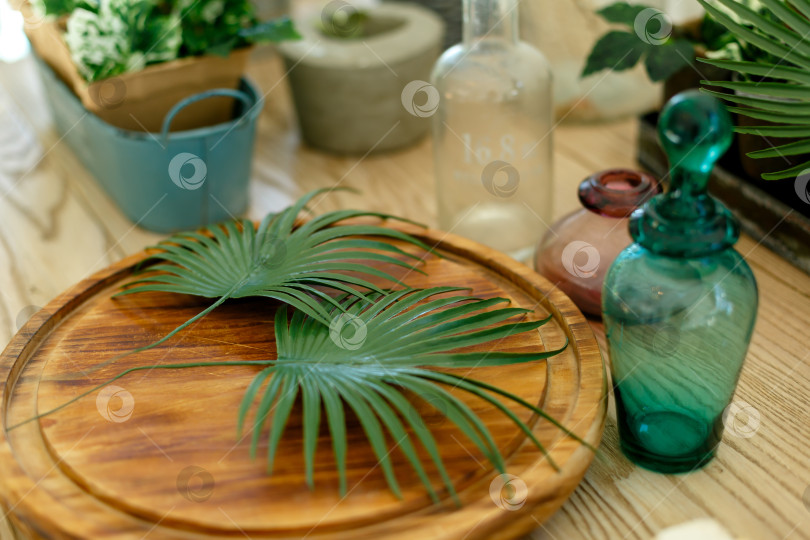 Скачать пальмовые листья лежат на разделочной доске на деревянном столе фотосток Ozero