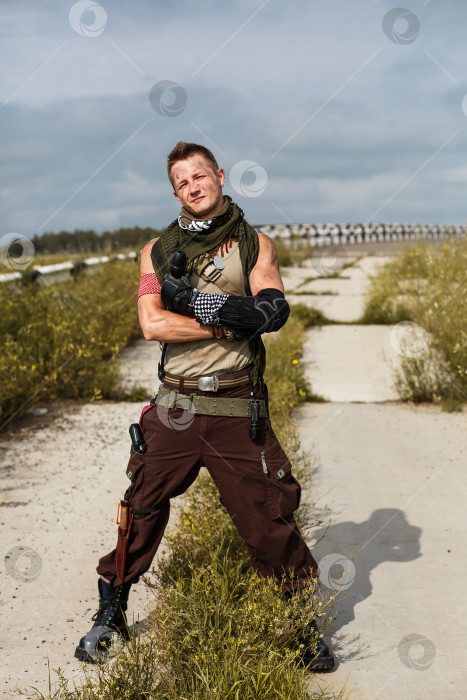 Скачать портрет мужчины-вандала в грязной одежде фотосток Ozero