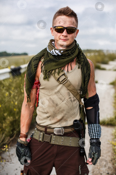 Скачать портрет мужчины-вандала в грязной одежде фотосток Ozero