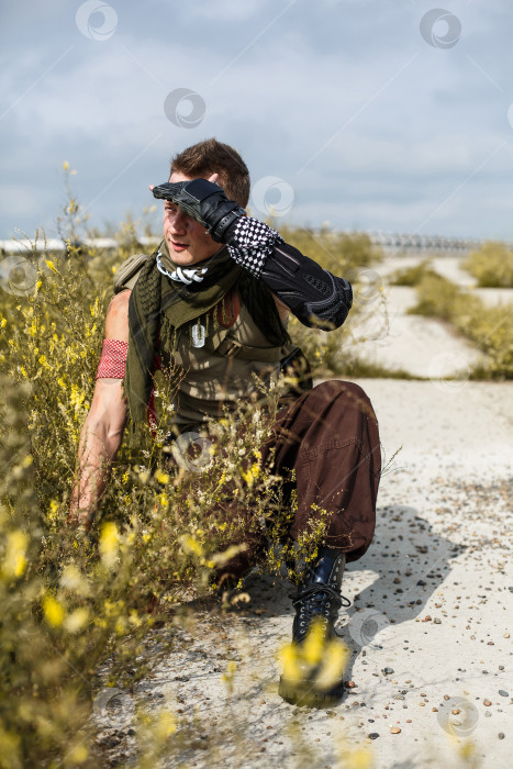 Скачать портрет мужчины-вандала в грязной одежде фотосток Ozero