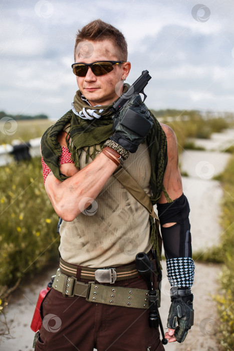 Скачать портрет мужчины-вандала в грязной одежде фотосток Ozero