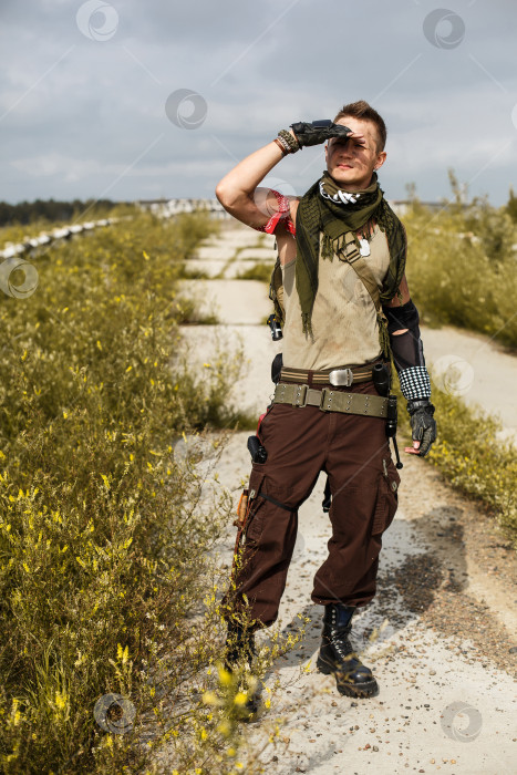 Скачать портрет мужчины-вандала в грязной одежде фотосток Ozero