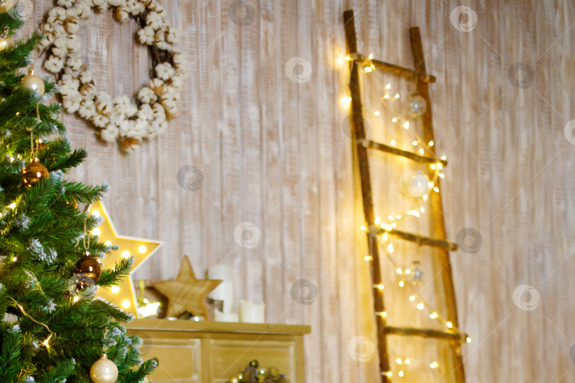Скачать рождественская елка и лестница на фоне деревянной стены фотосток Ozero