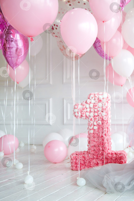 Скачать воздушные шары и номер один на фоне белой стены фотосток Ozero