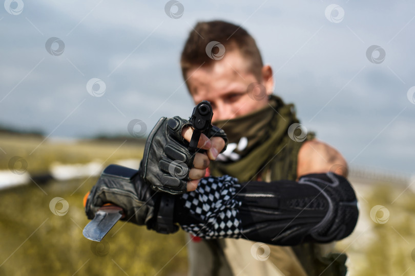 Скачать портрет мужчины-вандала в грязной одежде фотосток Ozero