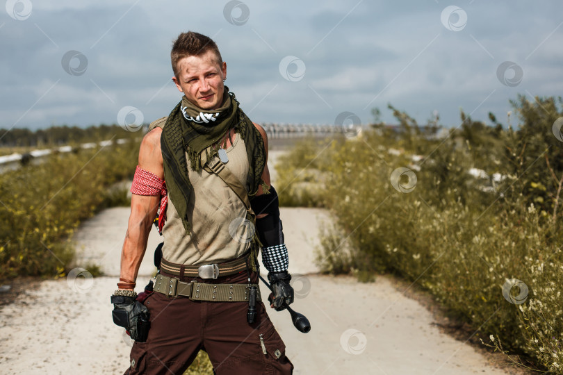 Скачать портрет мужчины-вандала в грязной одежде фотосток Ozero