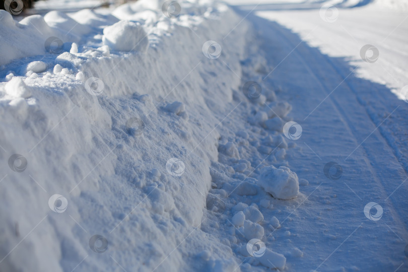 Скачать куча снега на краю дороги фотосток Ozero