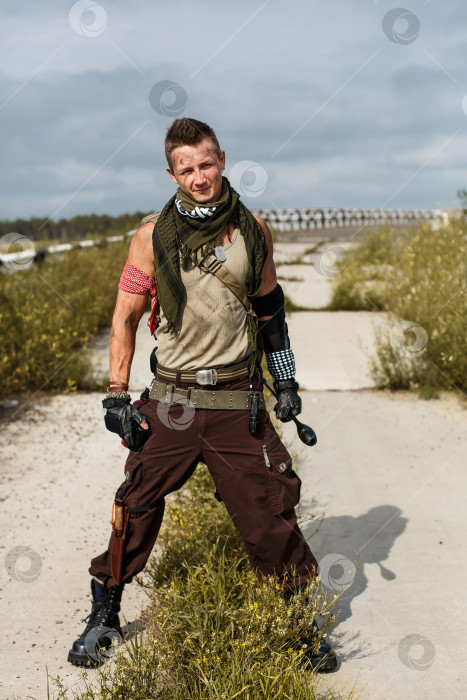 Скачать портрет мужчины-вандала в грязной одежде фотосток Ozero