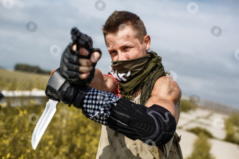 Скачать портрет мужчины-вандала в грязной одежде фотосток Ozero