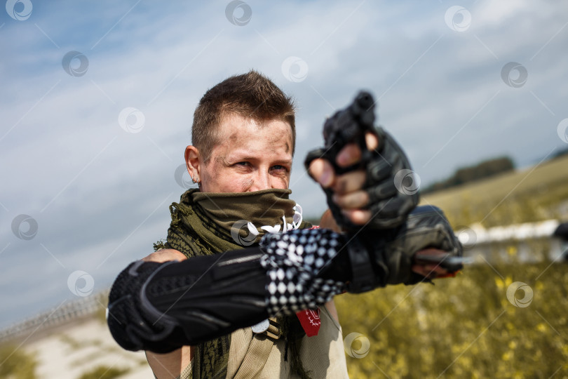 Скачать портрет мужчины-вандала в грязной одежде фотосток Ozero