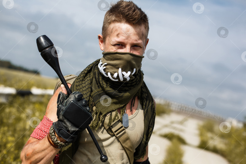 Скачать портрет мужчины-вандала в грязной одежде фотосток Ozero