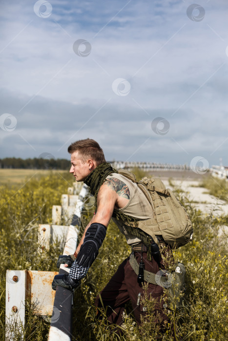 Скачать мужчина-вандал в грязной одежде перепрыгивает через забор фотосток Ozero