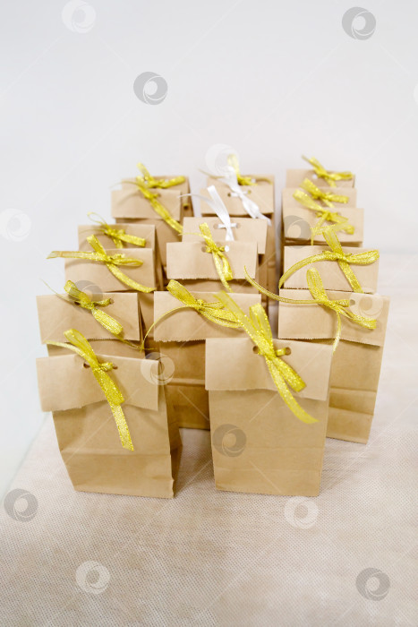 Скачать коричневые бумажные пакеты. Доставка заказа из магазина фотосток Ozero