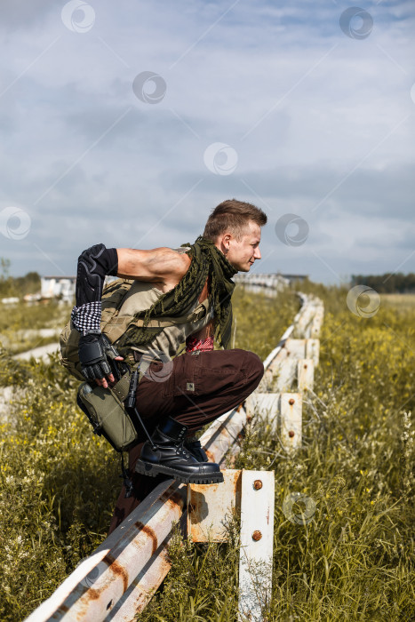 Скачать мужчина-вандал в грязной одежде перепрыгивает через забор фотосток Ozero