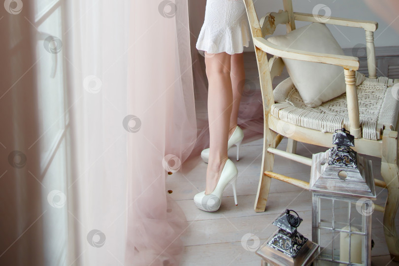 Скачать голые женские ножки в белых туфельках фотосток Ozero
