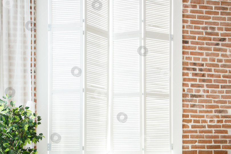 Скачать оконная рама с деревянными ставнями в кирпичной стене фотосток Ozero