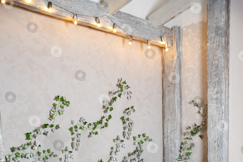 Скачать стена комнаты украшена гирляндой и плющом фотосток Ozero
