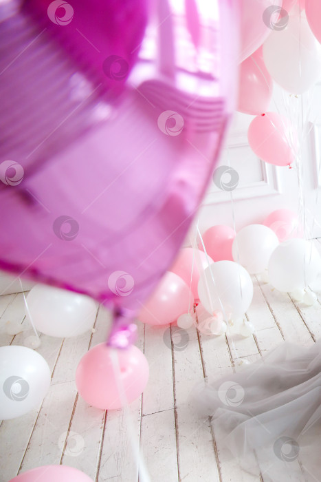 Скачать воздушные шары на фоне белой стены и деревянного пола фотосток Ozero