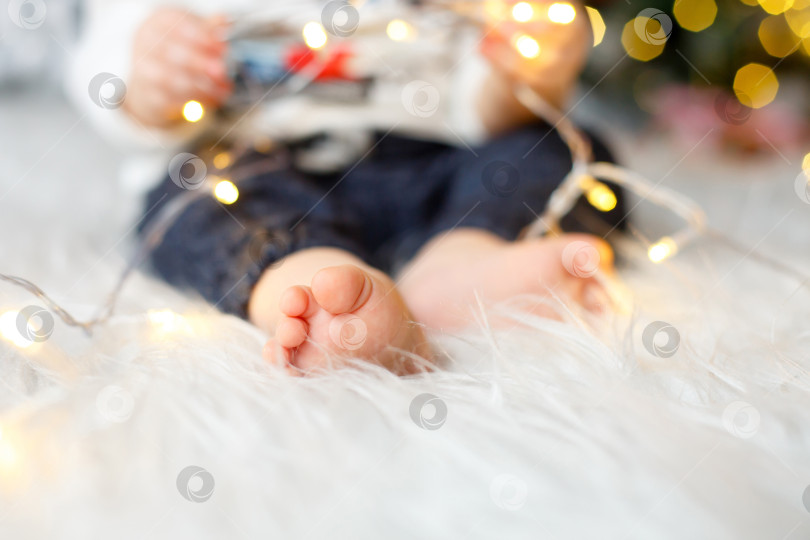 Скачать маленькие детские пальчики на размытом фоне фотосток Ozero