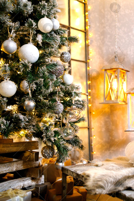 Скачать Рождественская елка, украшенная шарами и игрушками фотосток Ozero