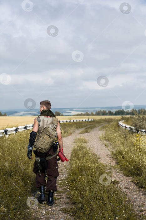 Скачать мужчина в грязной одежде и с рюкзаком фотосток Ozero