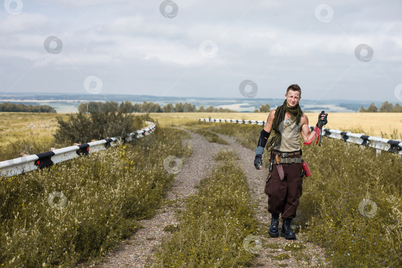 Скачать портрет мужчины-вандала в грязной одежде фотосток Ozero