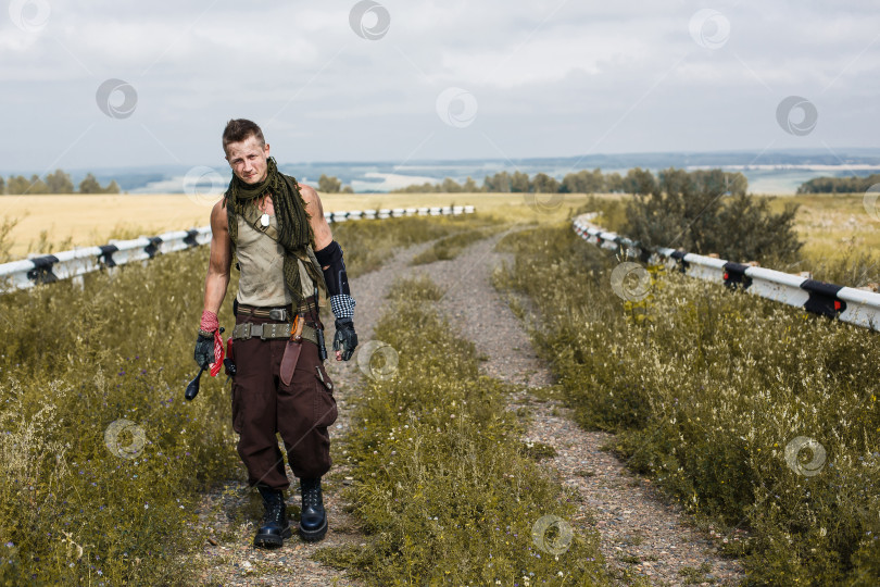 Скачать портрет мужчины-вандала в грязной одежде фотосток Ozero