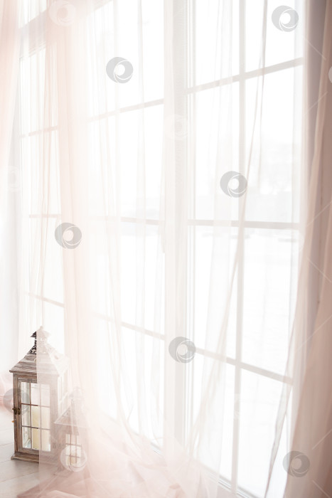 Скачать большое светлое окно и розовые шифоновые занавески фотосток Ozero