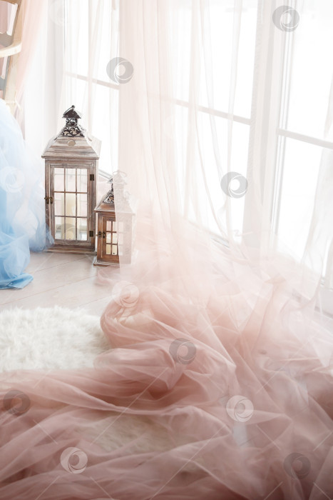 Скачать большое светлое окно и розовые шифоновые занавески фотосток Ozero