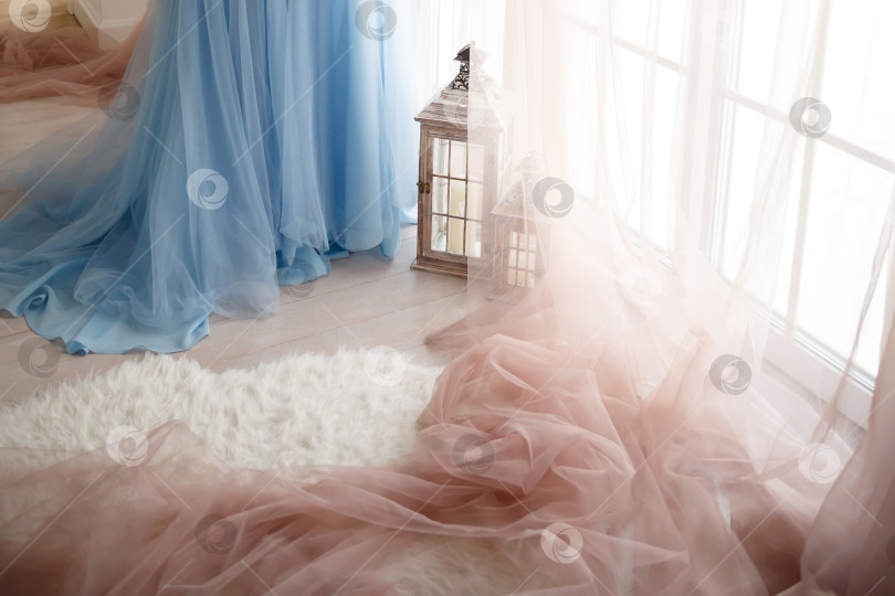 Скачать подол пышного длинного голубого шифонового платья с двумя фонариками фотосток Ozero