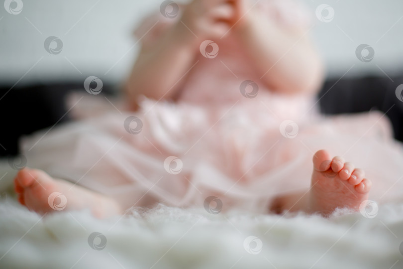 Скачать маленькие пальчики на подошве детской ножки фотосток Ozero