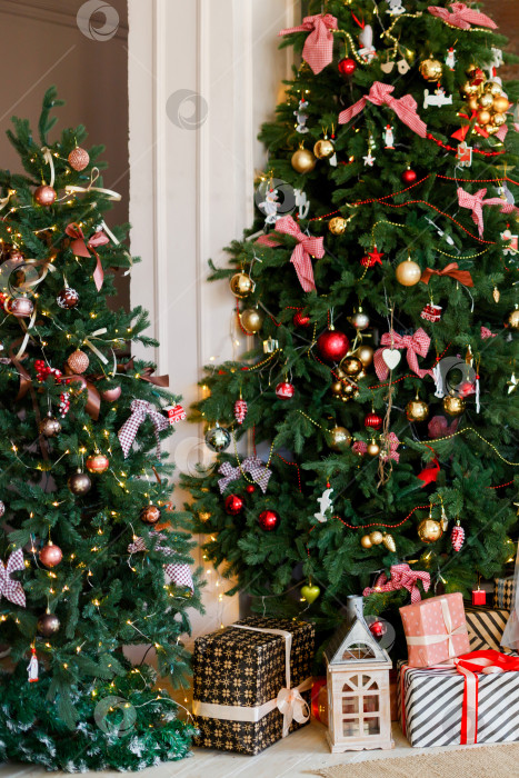 Скачать Новогодние елки украшены игрушками шарами и бусинами фотосток Ozero