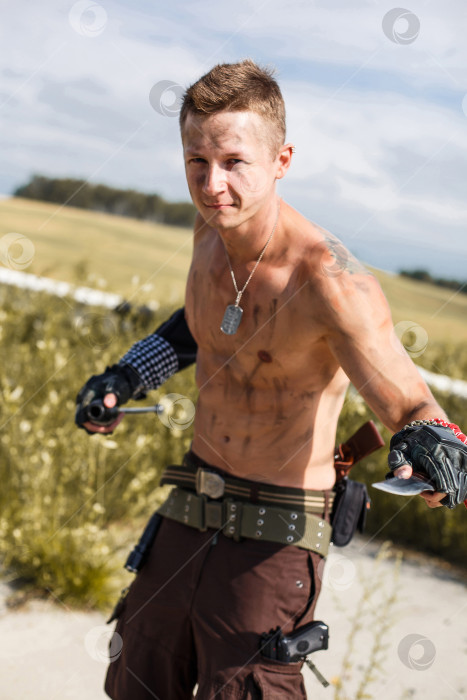 Скачать мужчина-вандал с грязным обнаженным торсом фотосток Ozero