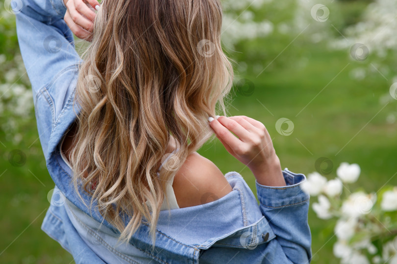 Скачать женщина в джинсовой куртке и с красивыми волосами фотосток Ozero