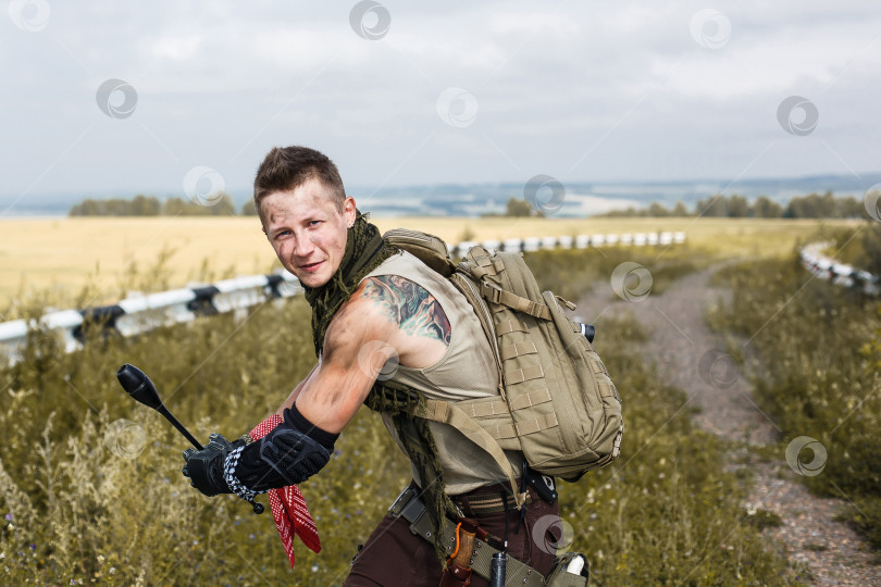 Скачать мужчина-вандал в грязной одежде размахивает дубинкой фотосток Ozero