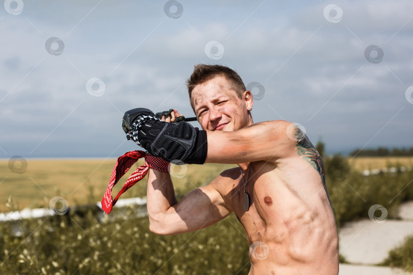 Скачать мужчина-вандал с грязным обнаженным торсом фотосток Ozero