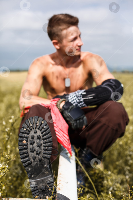 Скачать подошва обуви на фоне человека-вандала фотосток Ozero