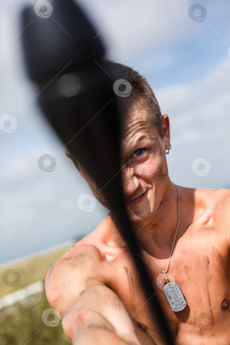 Скачать мужчина-вандал с грязным обнаженным торсом фотосток Ozero