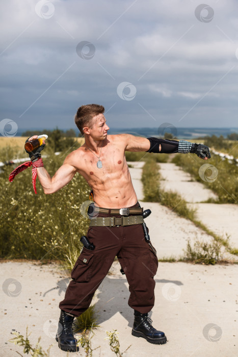 Скачать мужчина-вандал с грязным обнаженным торсом бросает бутылку с зажигательной смесью фотосток Ozero