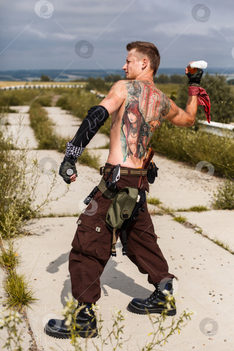 Скачать мужчина-вандал с грязным обнаженным торсом бросает бутылку с зажигательной смесью фотосток Ozero