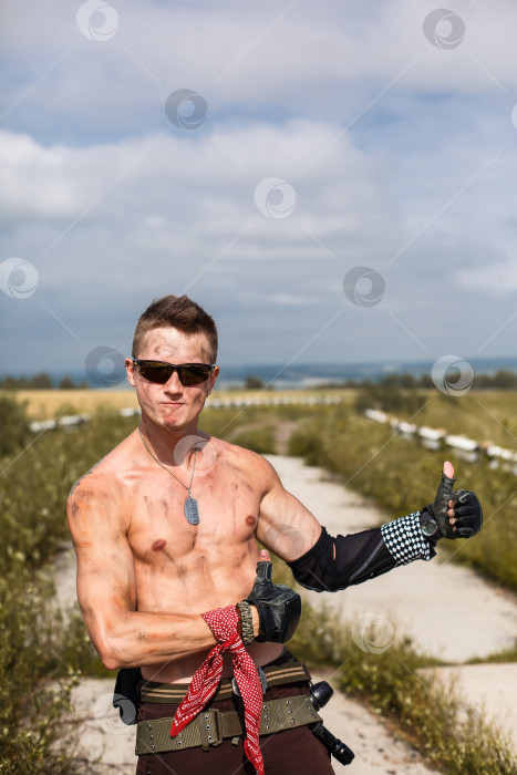 Скачать мужчина-вандал с грязным обнаженным торсом фотосток Ozero